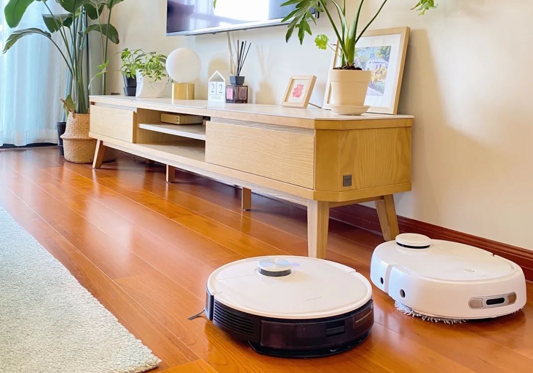 Charging pogo pin sweeping robot